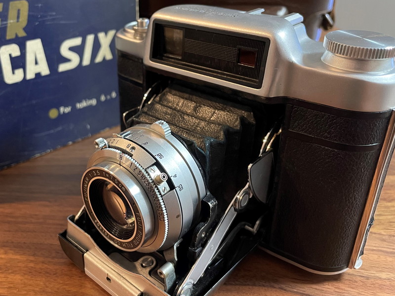 曲線美の美しい蛇腹カメラ「スーパーフジカシックス」 – カメトリ